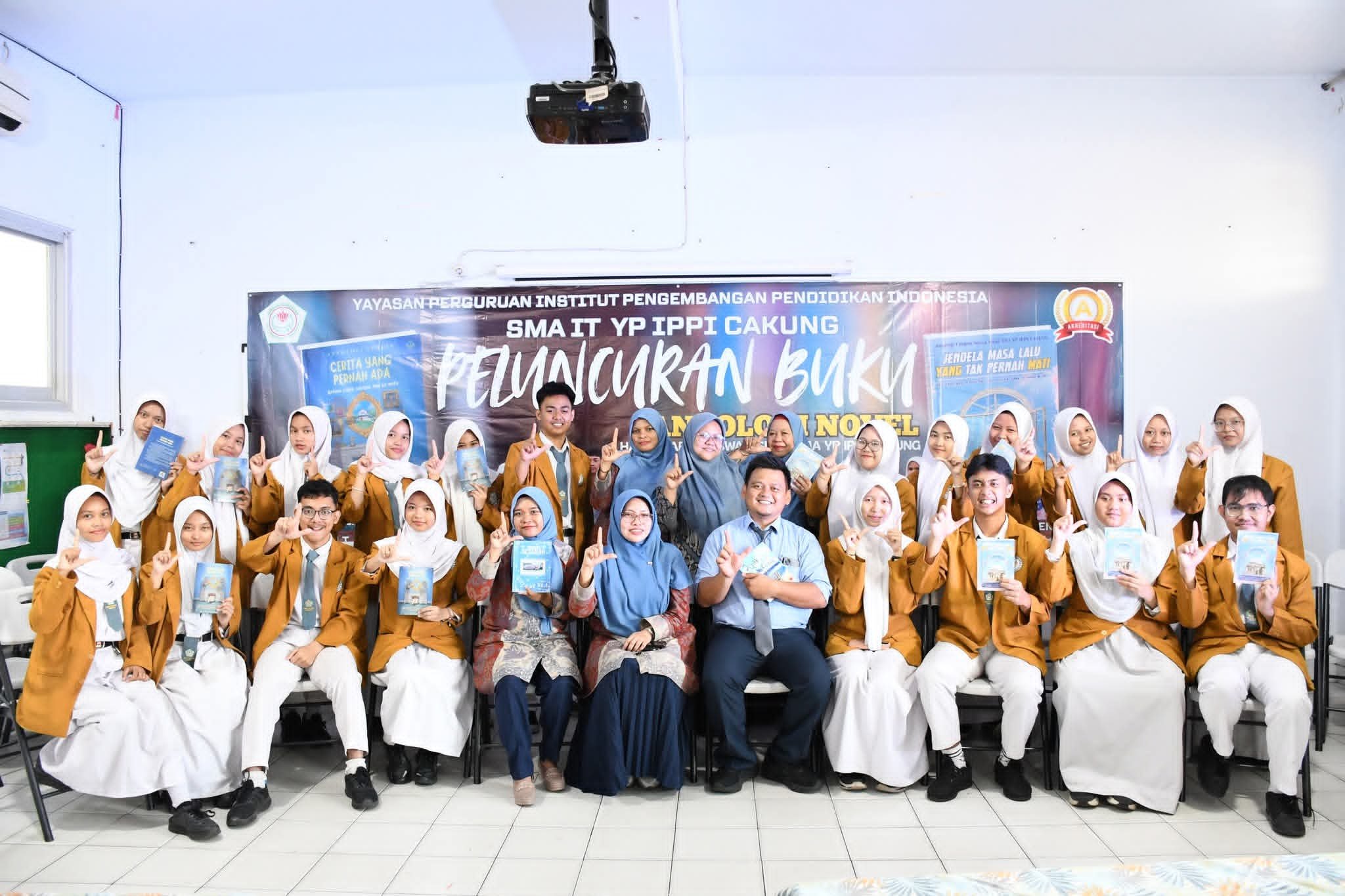 Siswa SMA merayakan peluncuran buku antologi novel