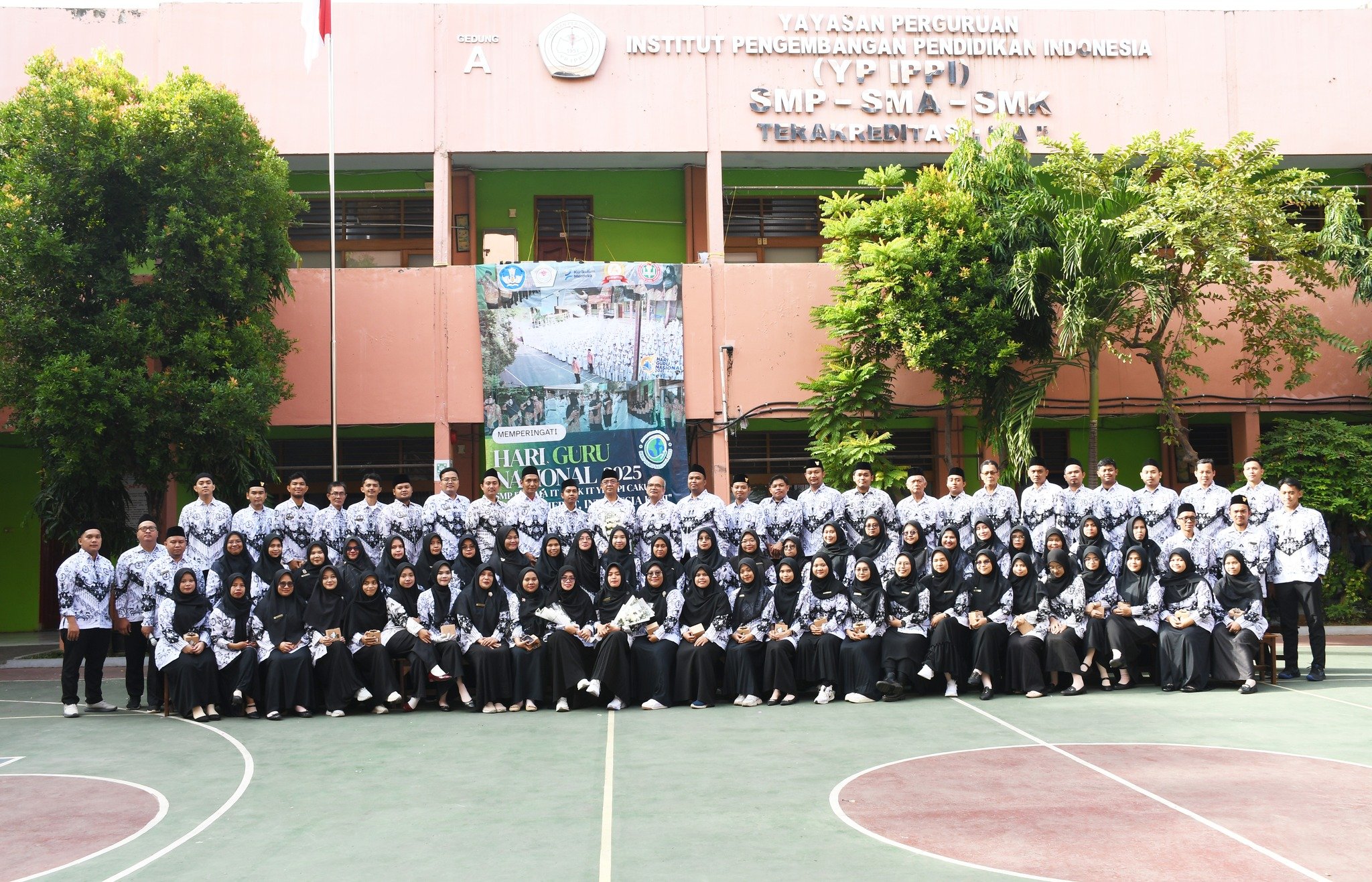 Bersama para guru di halaman sekolah YP IPPI