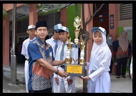 Siswa YP IPPI mengangkat piala bersama guru pendamping