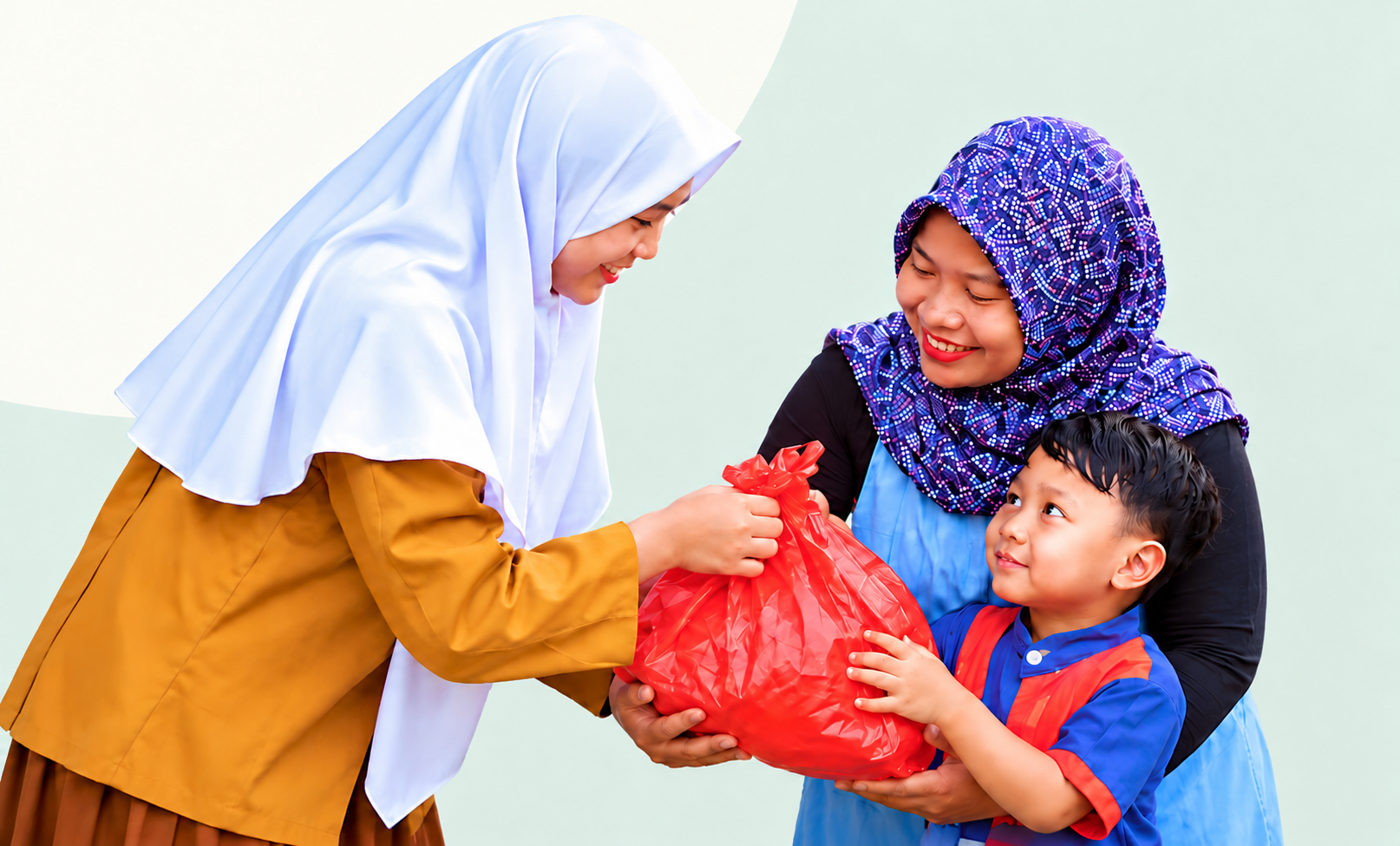 Siswi berbagi paket bantuan dengan seorang anak dan ibunya dalam kegiatan pendidikan humanis