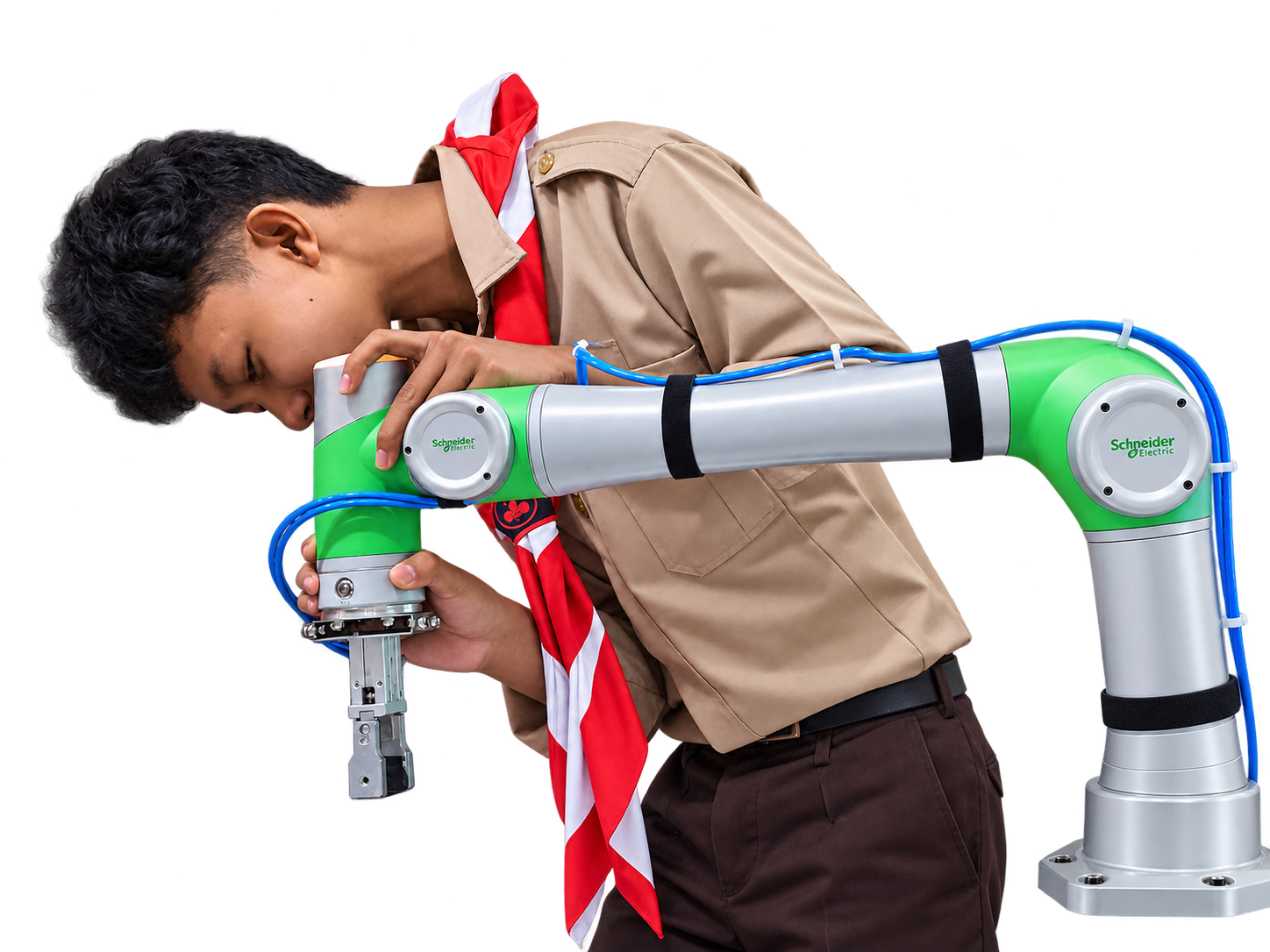 Siswa berseragam pramuka mengamati lengan robot