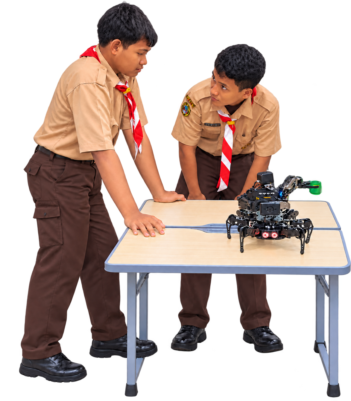 Dua siswa pramuka belajar bersama dengan mengamati robot laba-laba di atas meja